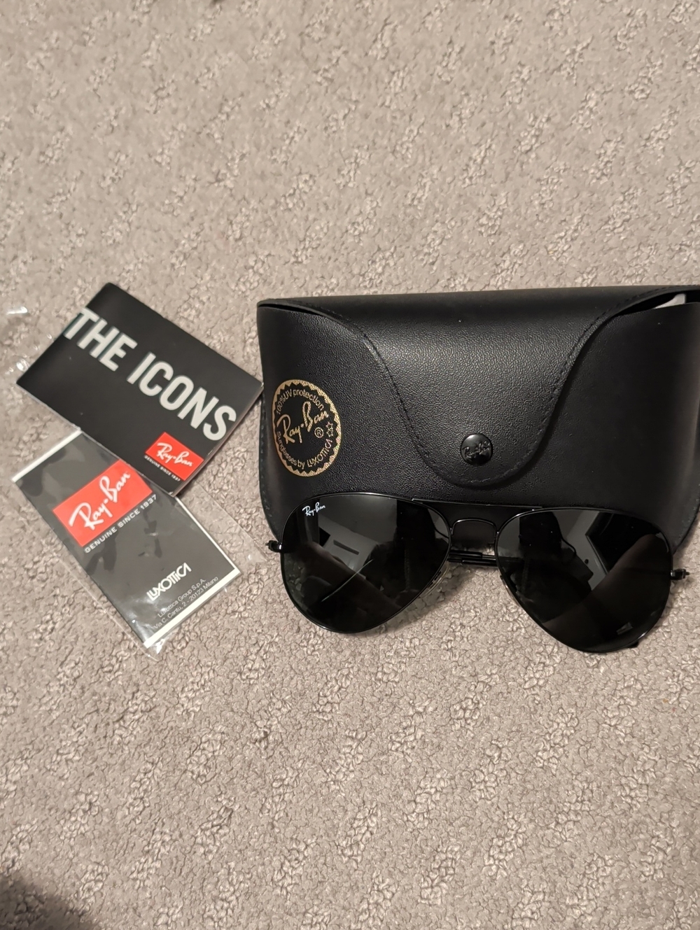 Ray-Ban Black Aviator Sunglasses with Black Case